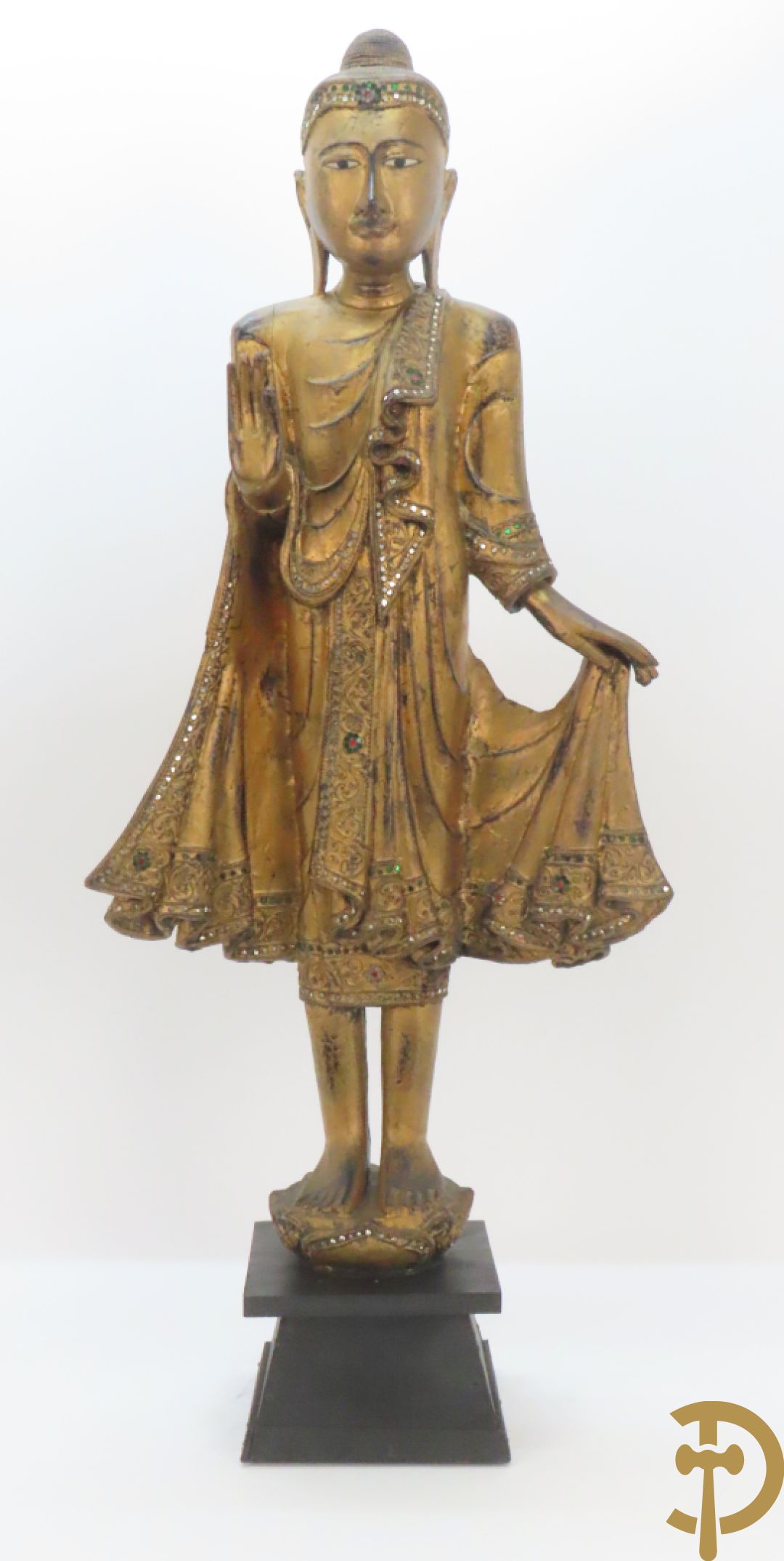 Grote staande vergulde houtgesculpteerde boedha +vergulde  zittende houten boedha met edelsteentjes