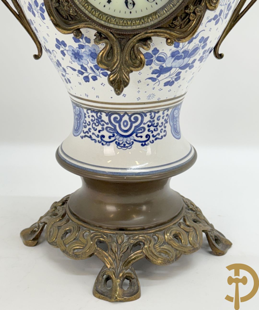Driedelige garnituur met faience in Delftse stijl en bezet met koperen Jugendstil kandelaars, rond 1900