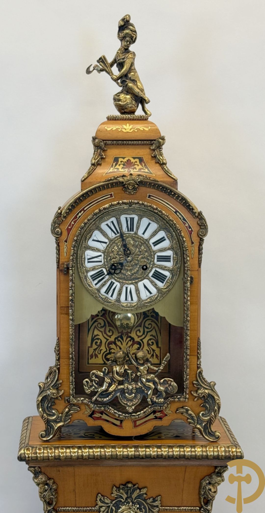 Italiaanse notelaren kartel met marqueterie en bronsbeslag, bovenaan bekroond met cupido - met bihhorende gemarqueteerde console met inleg van koper en schildpadimitatie, decor van amfoor en bronzen medusahoofd