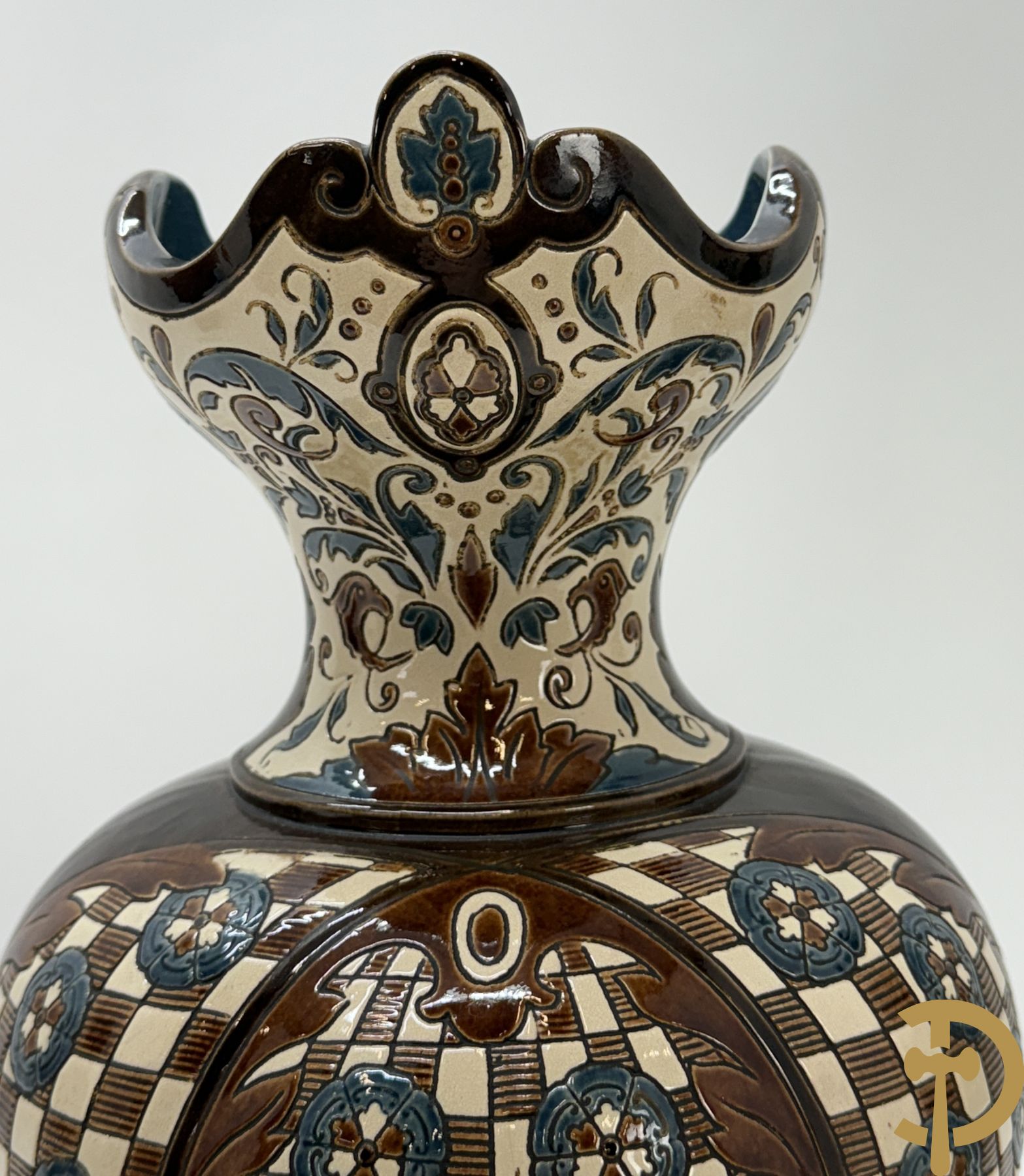 Paar meerkleurige vazen in Oostenrijkse faience met bloemendecor op koperen voet, Gerbing & Stephan, begin 1900