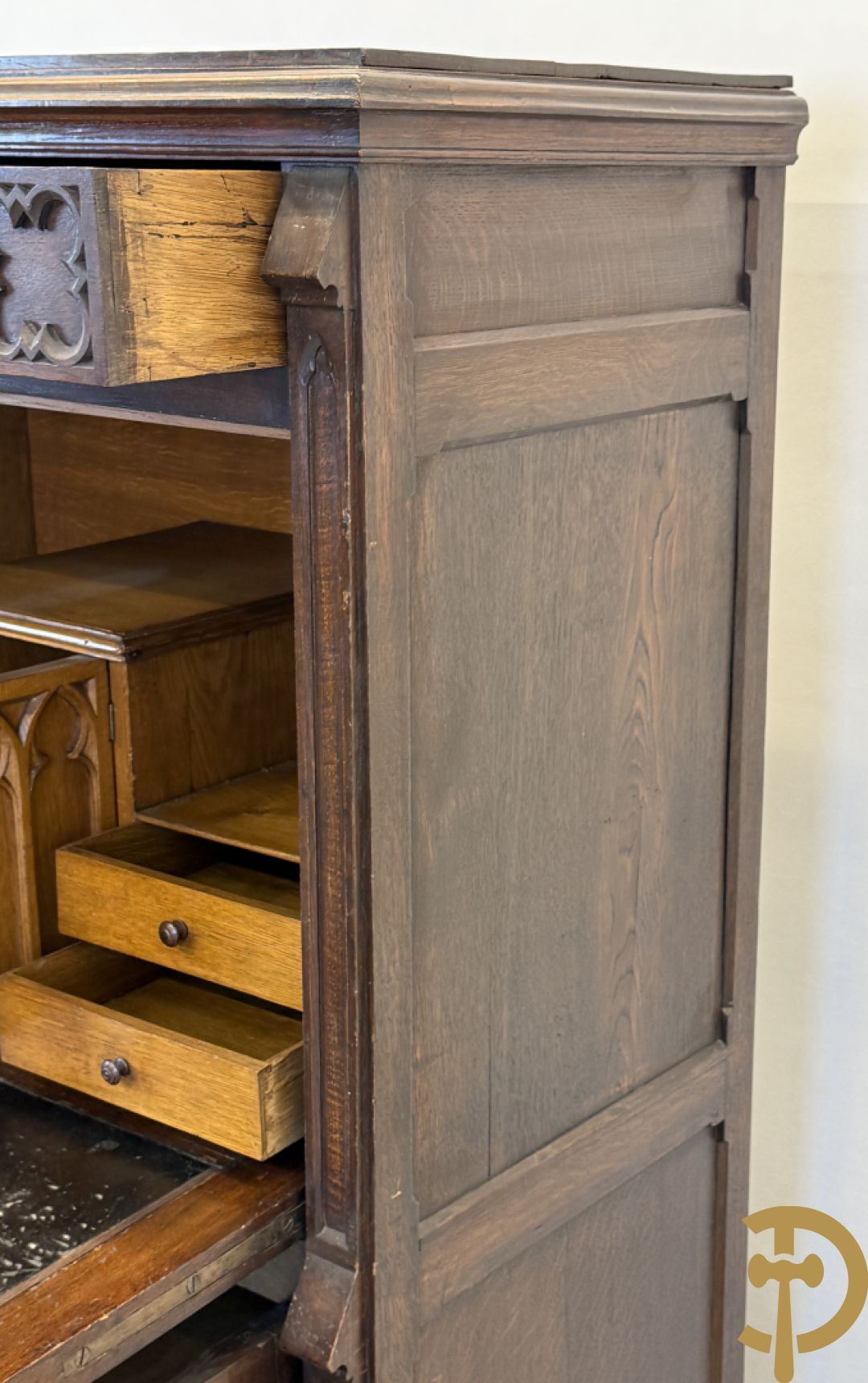 Massief eiken secretaire abattant met lade, klep en 2 deuren, centraal met interieur, Neo Gotisch