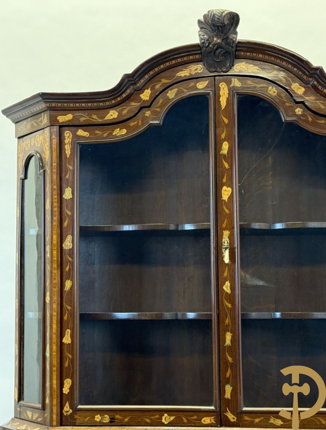 Hollandse vitrine met gemarketteerd bloementafereel, bovenaan met 2 beglaasde deuren en rocaille als kuif - onderaan met 2 gesloten deuren bezet met amforen, vogels en bloemenmarketterie