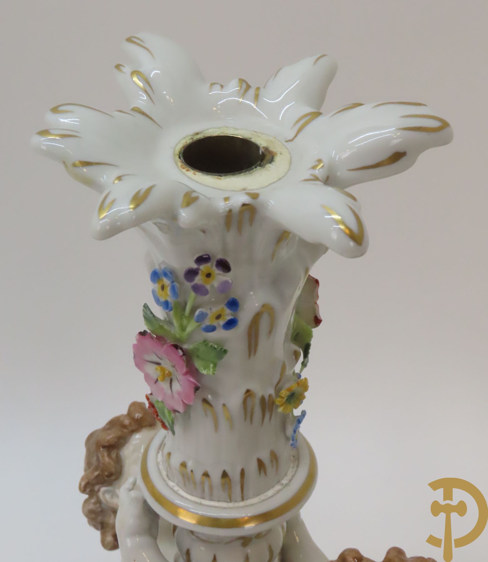 Twee porseleinen vijfarmige kandelaars met cupido