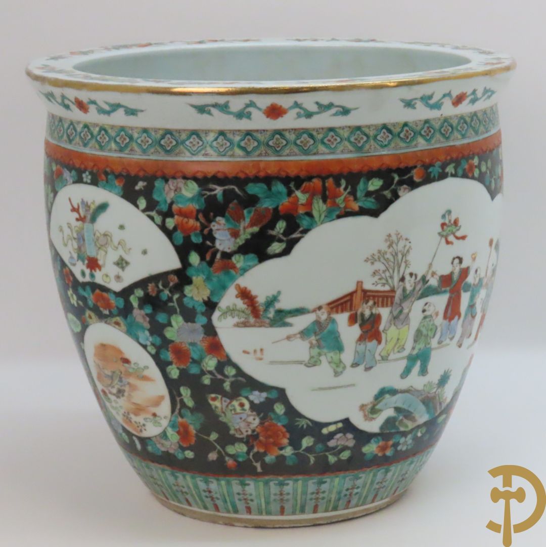 Chinese porseleinen cachepot met geanimeerd decor op zwarte fond met bloemen