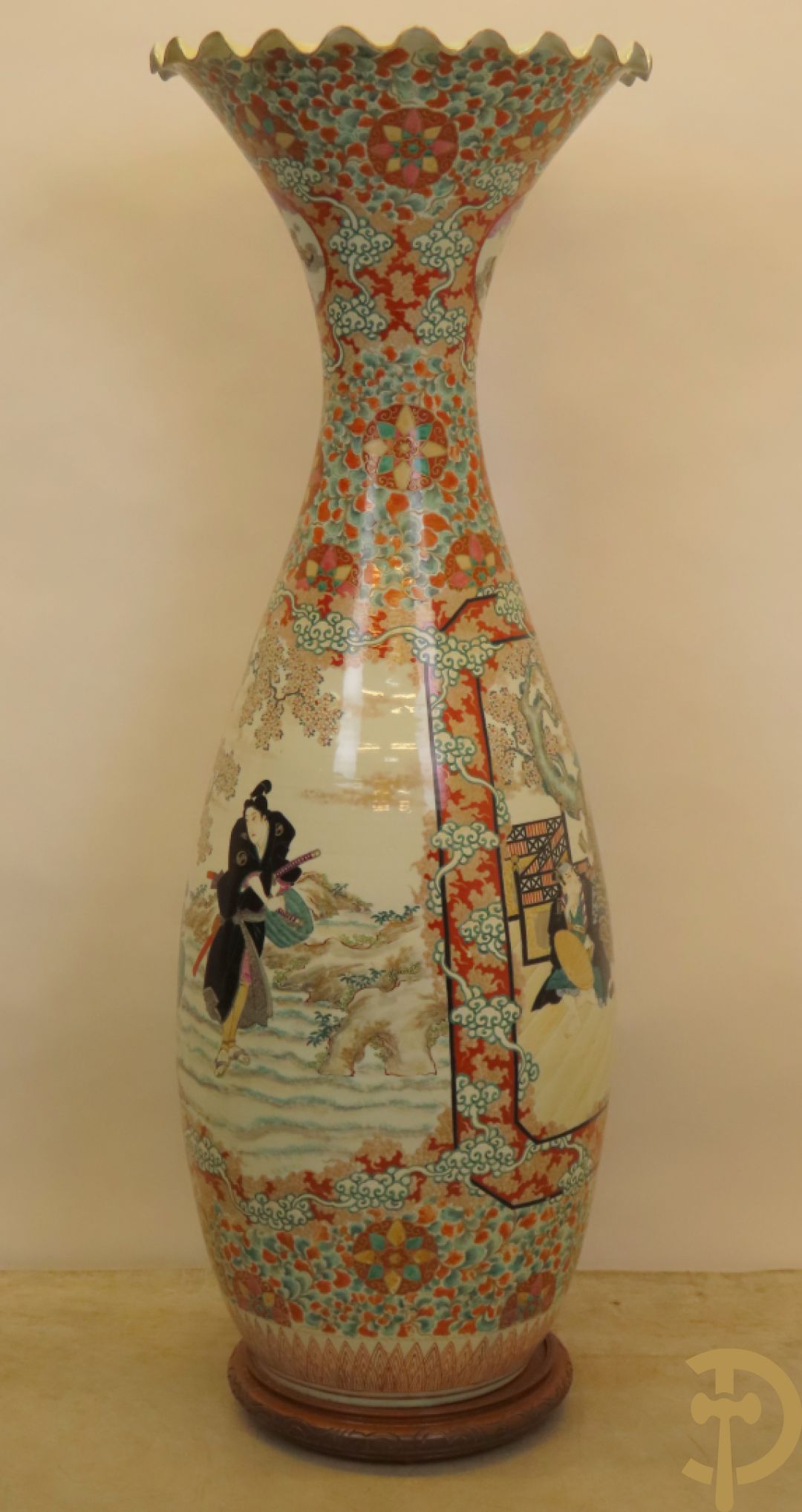 Japanse porseleinen waaiervaas met decor van geisha en krijger, bovenaan met florale motieven