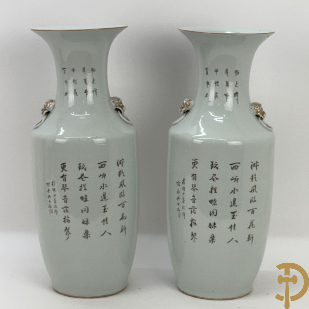 Paar Chinese porseleinen vazen met decor van dames in landschap