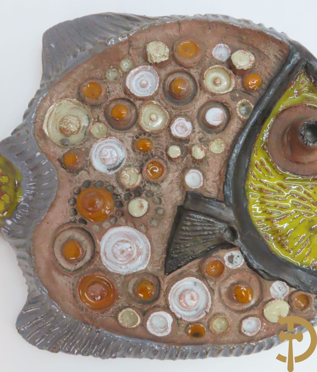 Zes vintage keramiek sculpturen w.o. zeemeermin van Amphora, keramieken vis, plakkette van doedelzakspeler, groepje met 5 kindjes, bord RP gemerkt en basrelief met vissen Vermeire P.