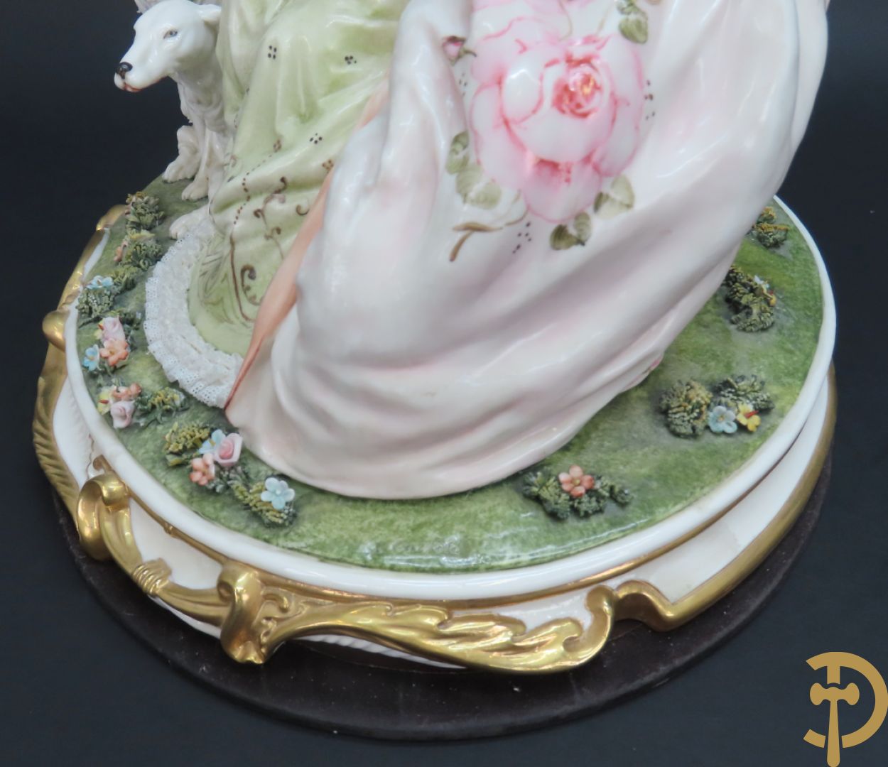 Italiaans porseleinen sierbeeld van zittende dame met 2 windhonden, L. Cazzola getekend en Capo di Monte gemerkt achteraan