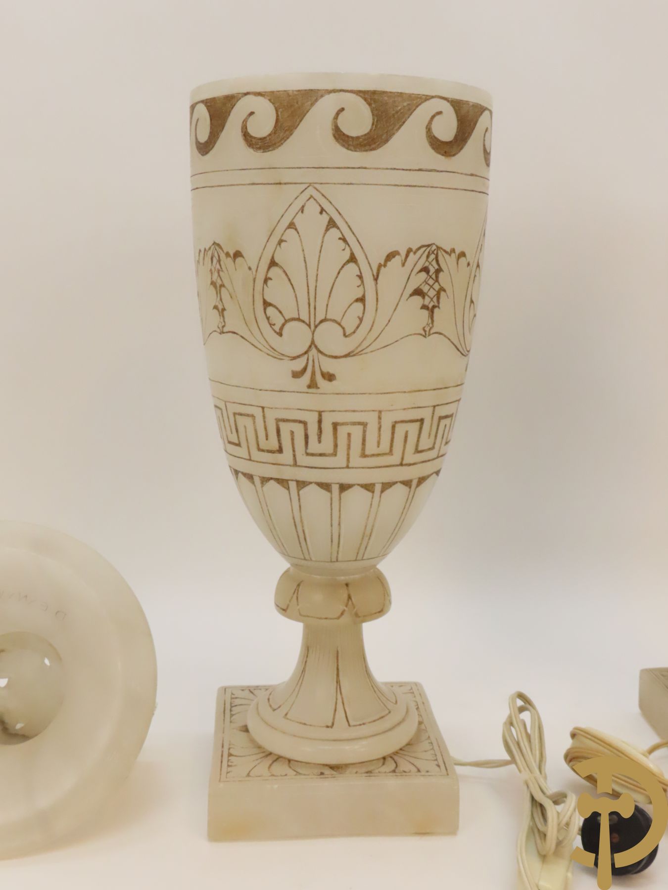 Paar handgesculpteerde onix marmeren Italiaanse potiches met accanthusraken en meanderend decor