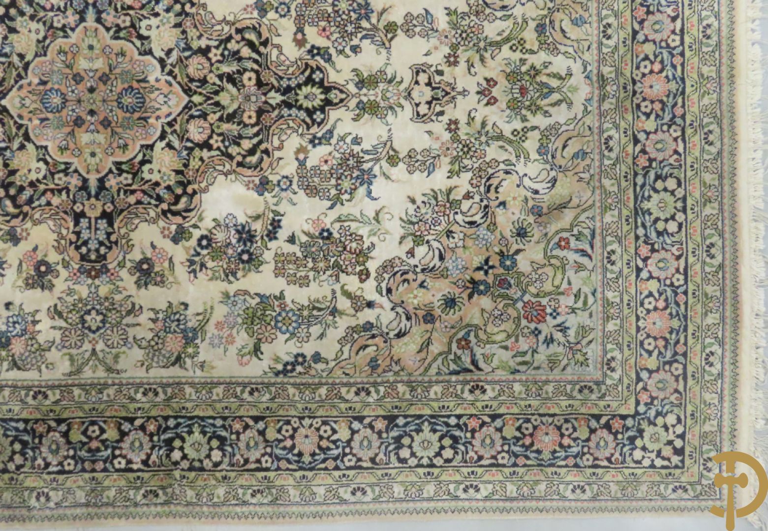 Oosters handgeknoopt tapijt met centraal medaillon, zijde op katoen