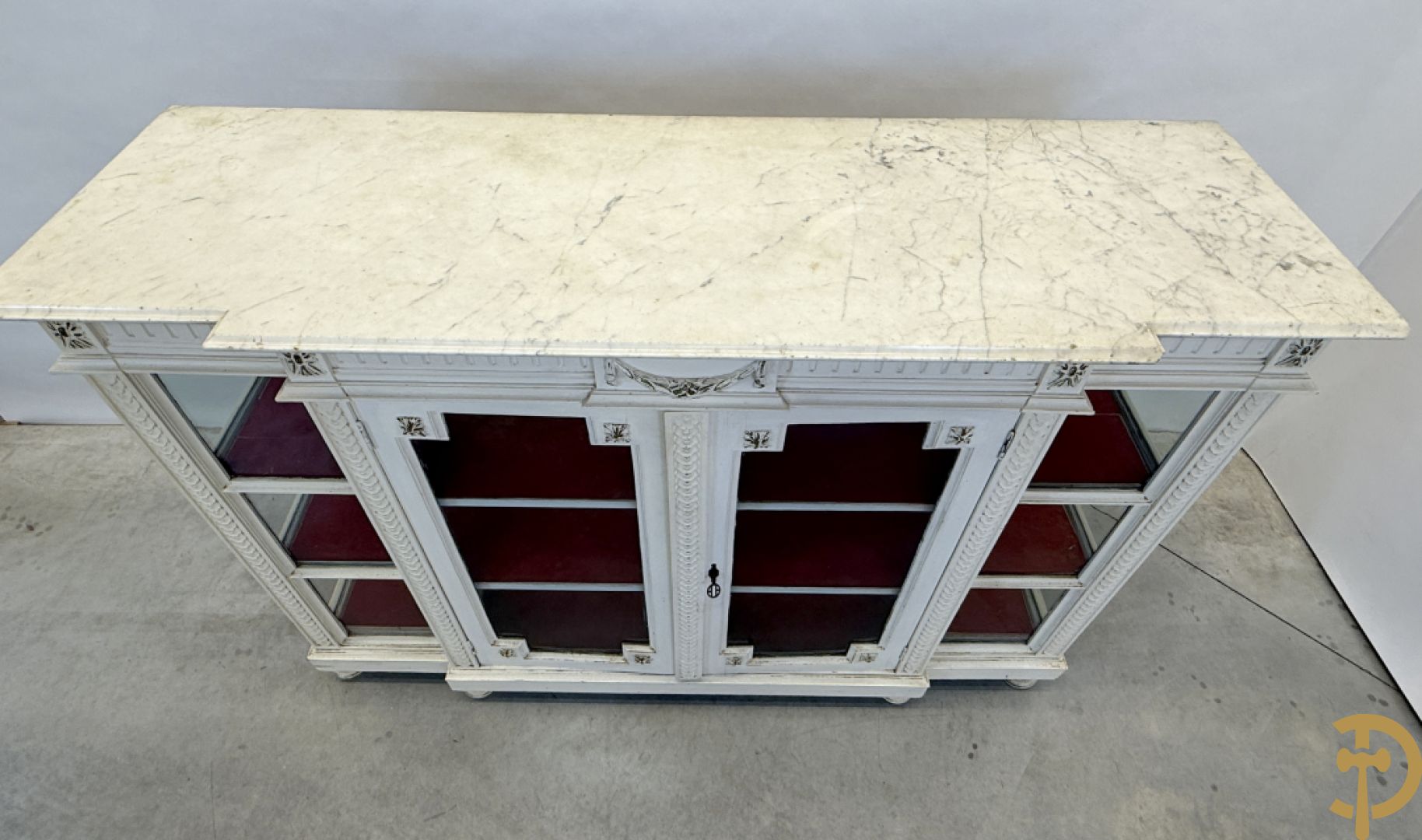 Louis XVI vitrine als toonbank met 2 deuren en 2 zijkanten - met wit marmeren blad