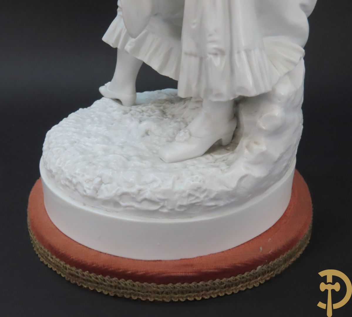 Paar grote witte biscuits van elegant koppel, onderaan gemerkt AM