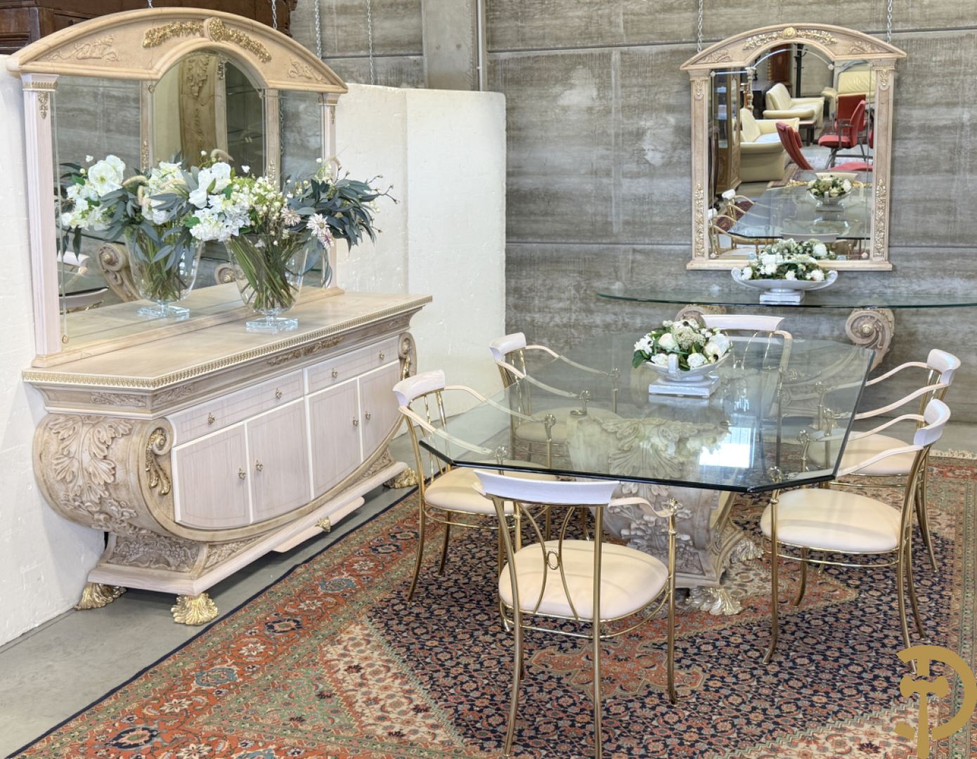 Uitzonderlijke eetkamer bestaande uit dressoir met 4 deuren en 2 lades op voluutvormig onderstel met rocailles opzij en boven met spiegel + bijhorende vitrine + console + spiegel + tafel op voluutvormig onderstel + 6 bijhorende armzetels met koperen frame - uniek ontwerp door de firma Vidal Grau Spaanse makelij, begin jaren 