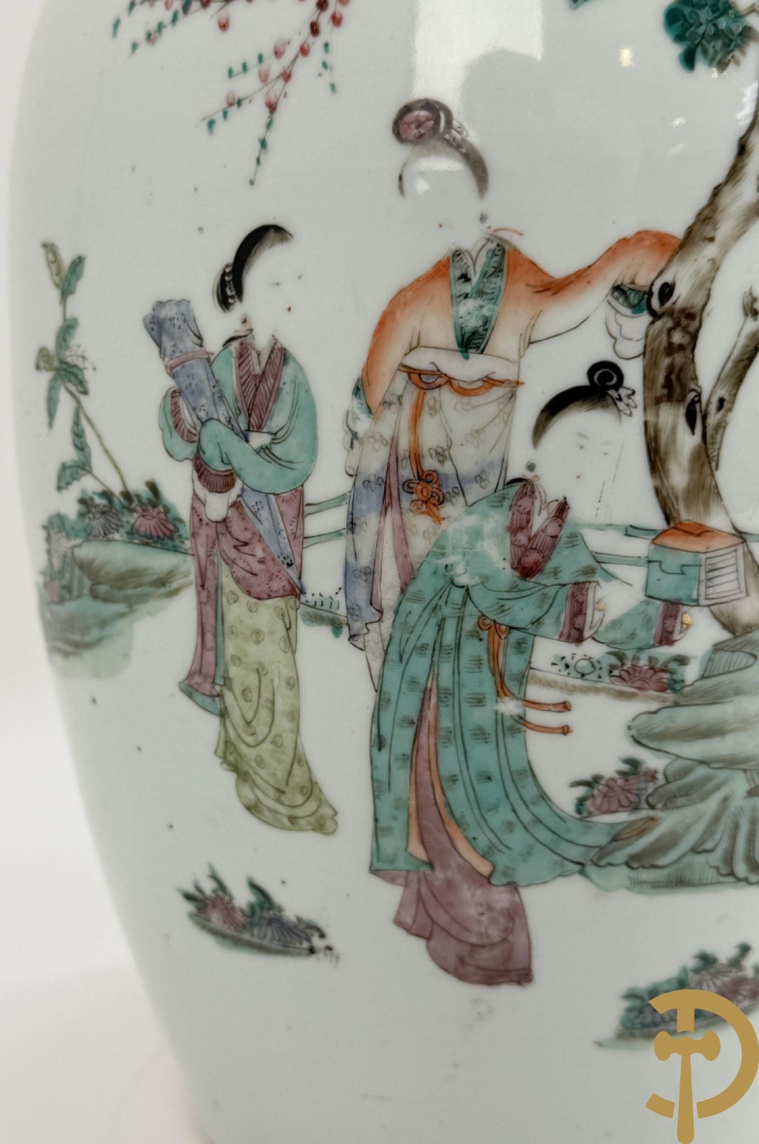 Paar Chinese porseleinen vazen met geisha decor en dames in landschap