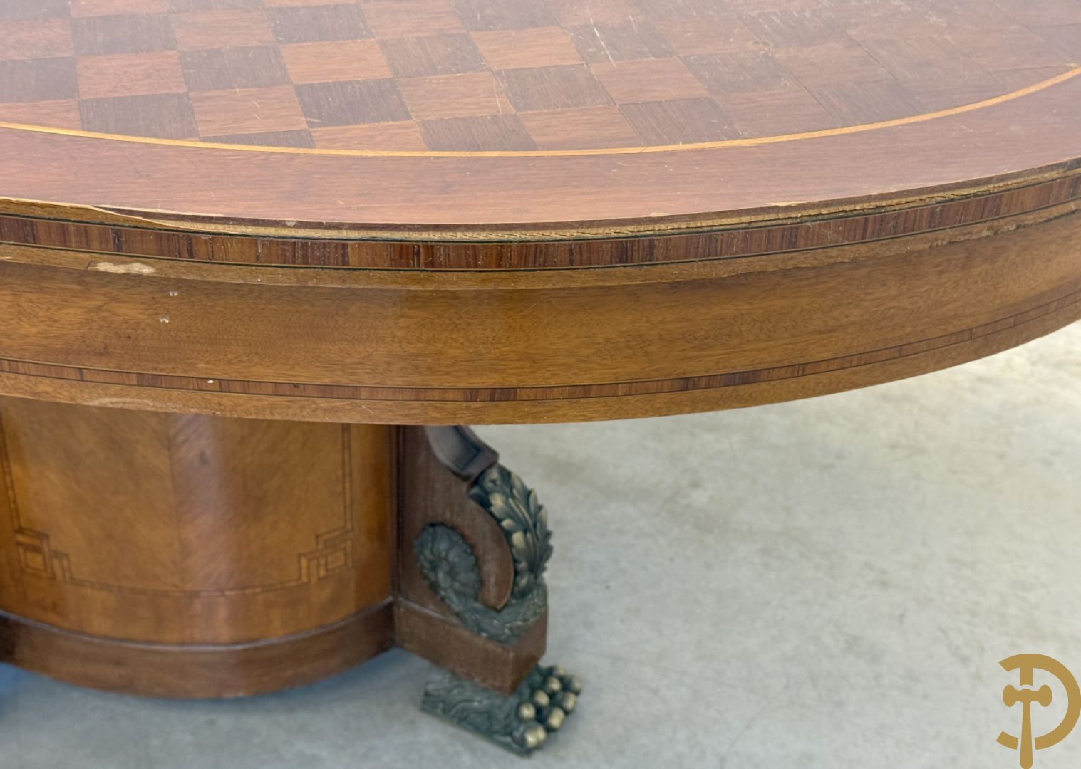 Ovale geparketteerde notelaren tafel bezet met bronzen ornamenten, Art deco Decoene