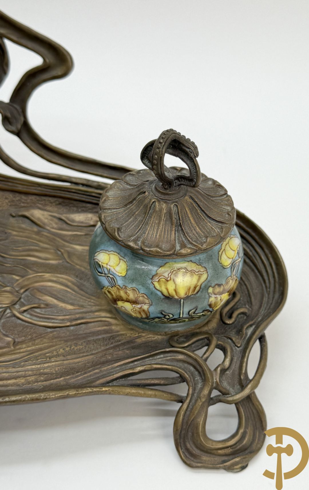 Bronzen inktstel bezet met staande dame met opmaakspiegel en zijdelings met 2 encriers, Art Nouveau stijl