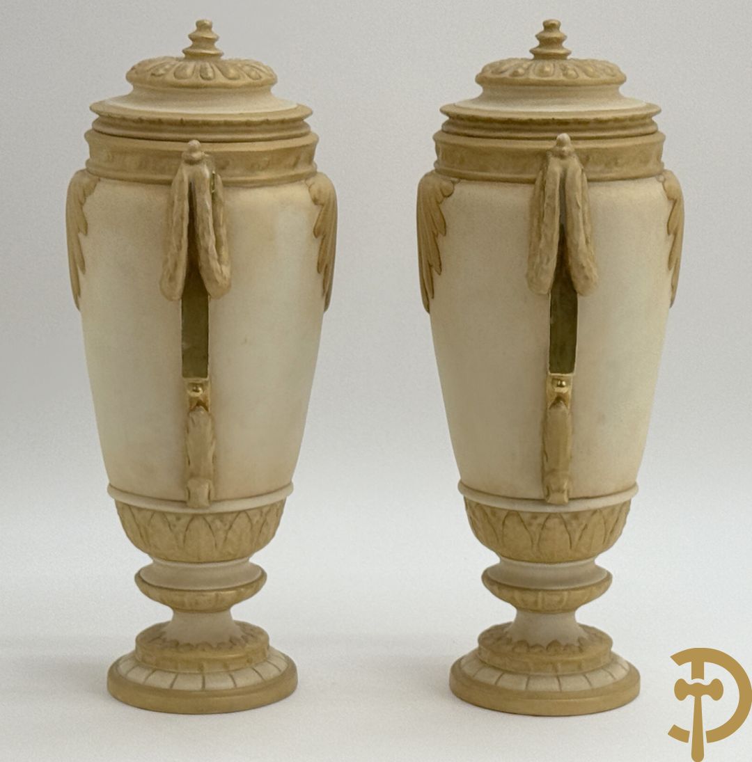 Paar Royal Dux vazen met guirlandes, Louis XVI stijl , nummer 5447