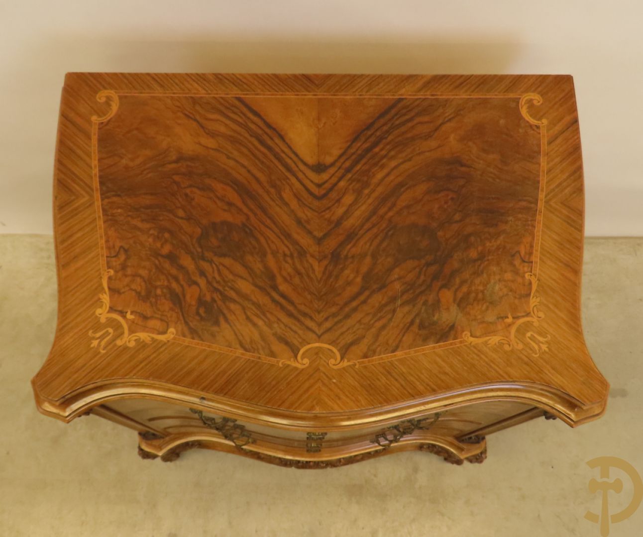 Notelaren vierladen commode met accanthusranken op voluutvormige poten