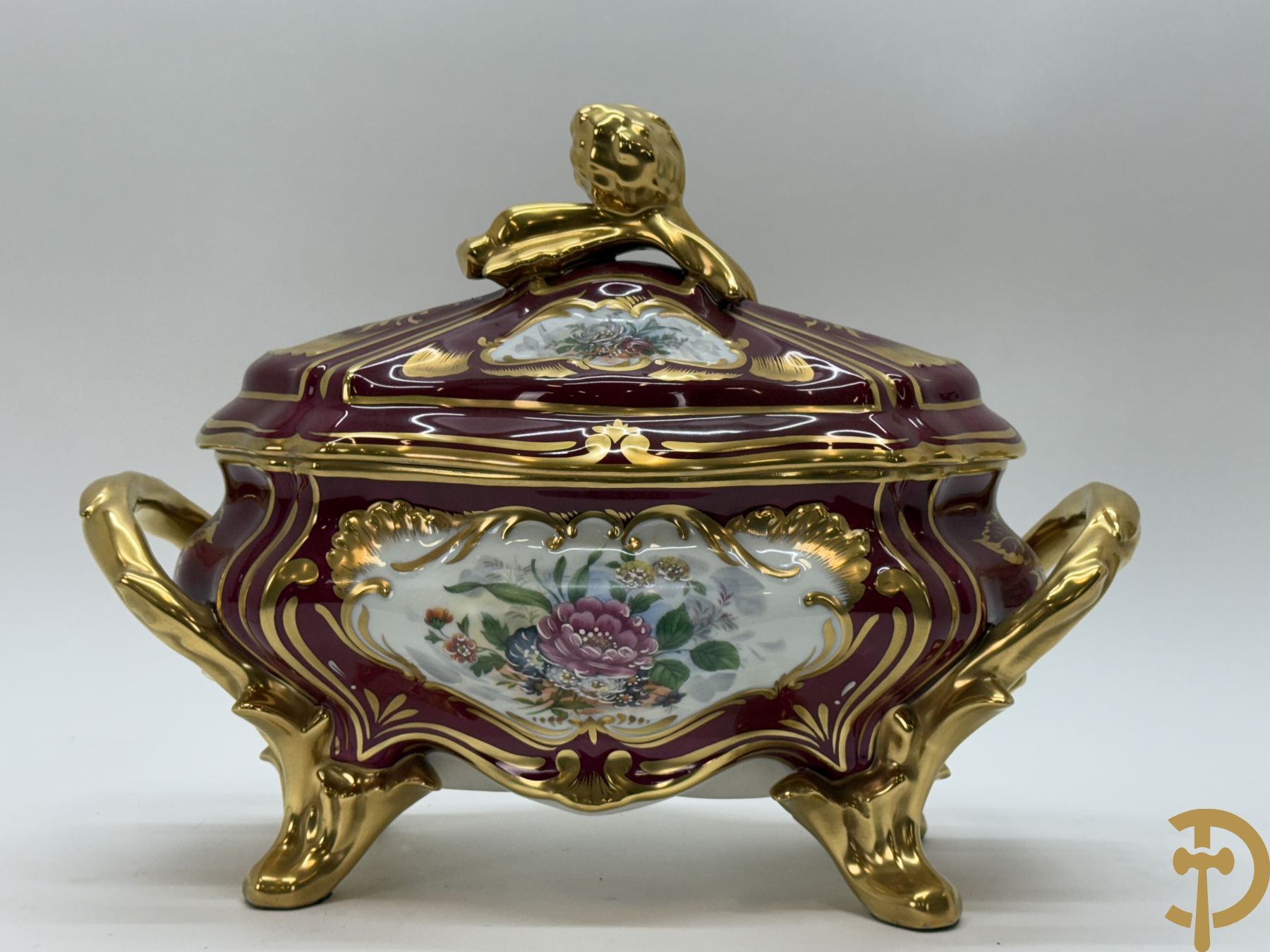 Porseleinen milieu de table (schaal en coupe) Limoges met bloemendecor en vergulde ornamenten, gemerkt onderaan