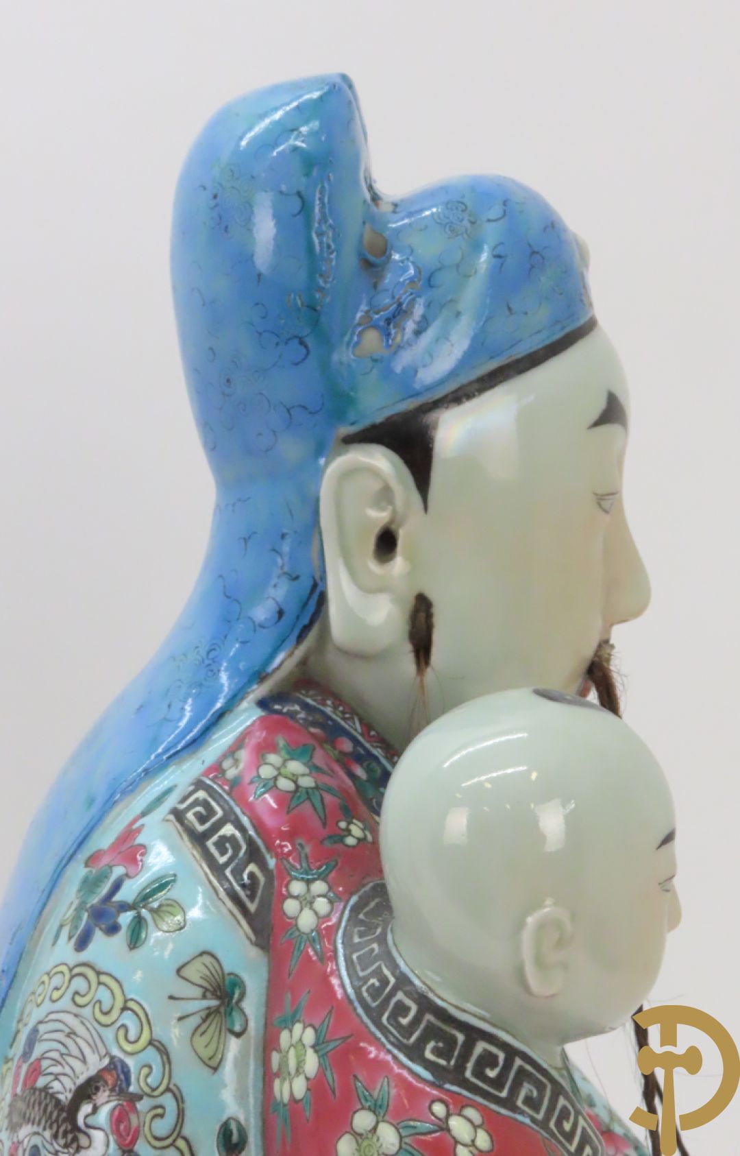 Chinese porseleinen wijsgeer dragende een kind