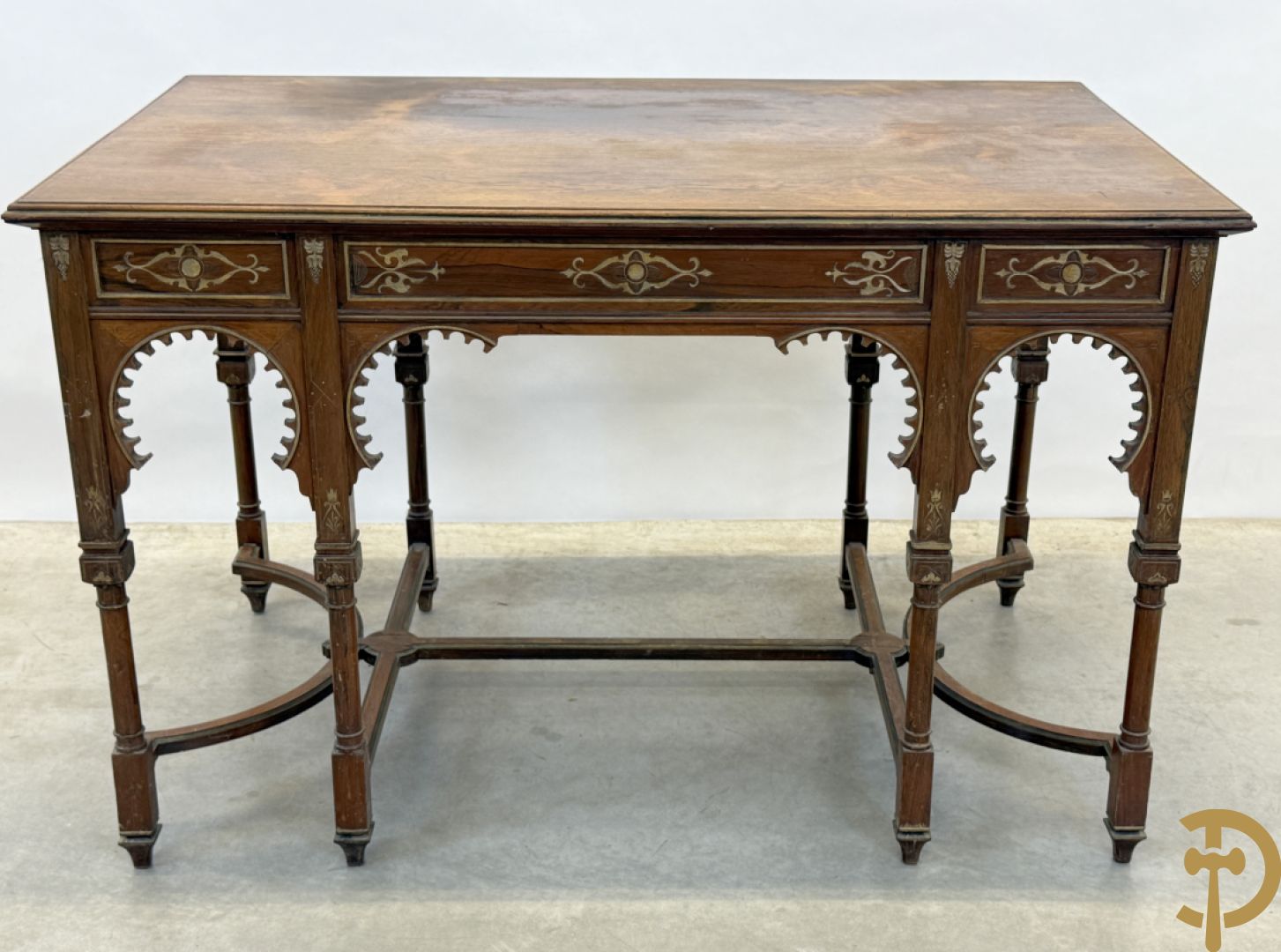 Syrische schrijftafel in exotische houtsoorten met 3 lades op 8 poten met boogvormige en deel vergulde motieven, 19e