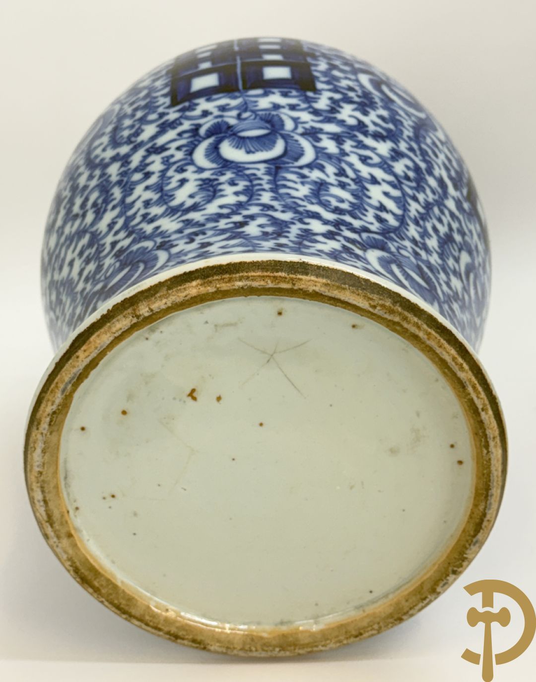 Paar blauw/witte Chinese porseleinen dekselpotiches met bloemen en Chinese tekens