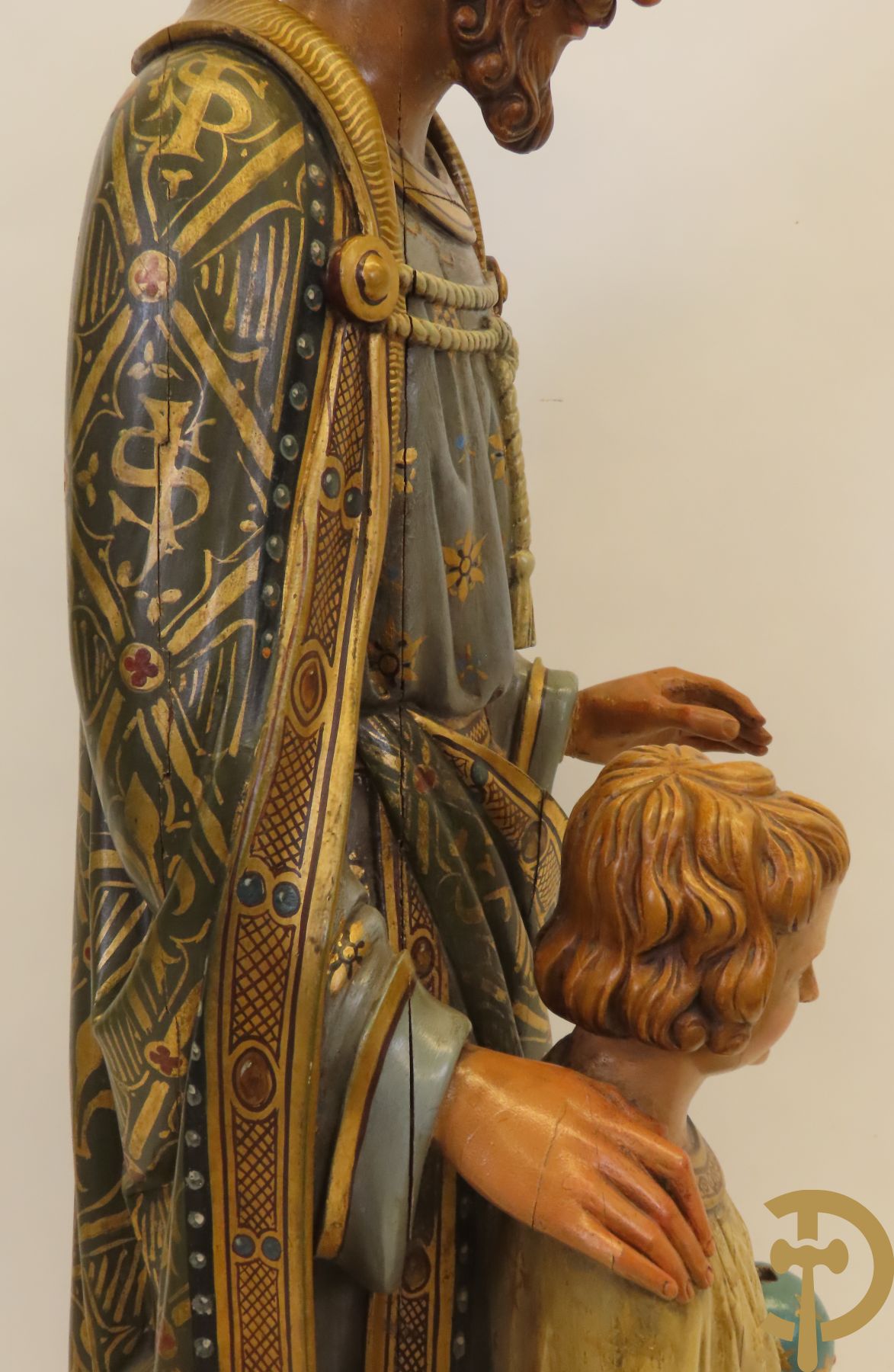 Gepolychromeerde houtsculptuur van Sint-Jozef met kindje Jezus, links gedateerd 1920, op sokkel met Neo Renaissance motieven