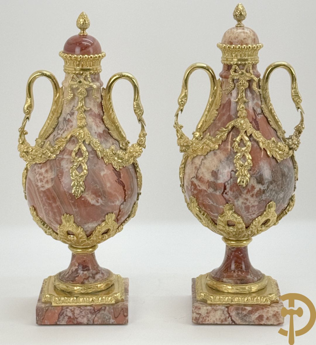 Paar marmeren cassolettes met zwanehalzen en guirlandes