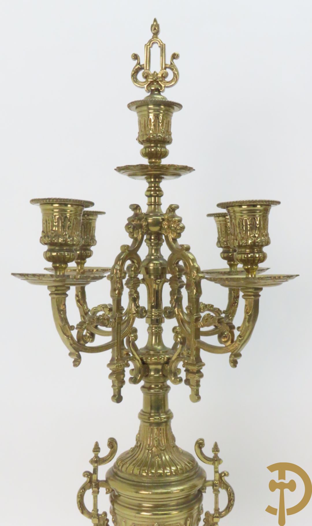 Driedelige koperen Neo Renaissance garnituur bestaande uit klok met amfoor bovenaan en Neo Renaissance motieven, Richond 11 Bd Mont Martre getekend - geflankeerd door paar vijfarmige kandelaars