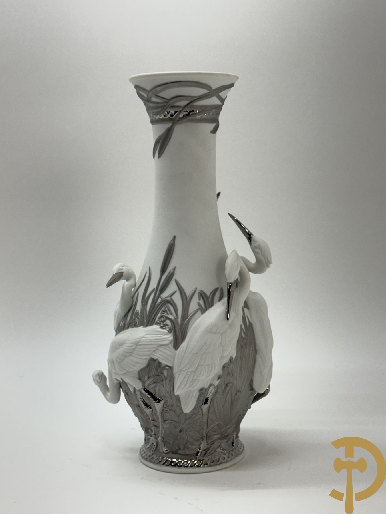 Porseleinen siervaas met decor van 5 zwanen in het riet, Lladro getekend