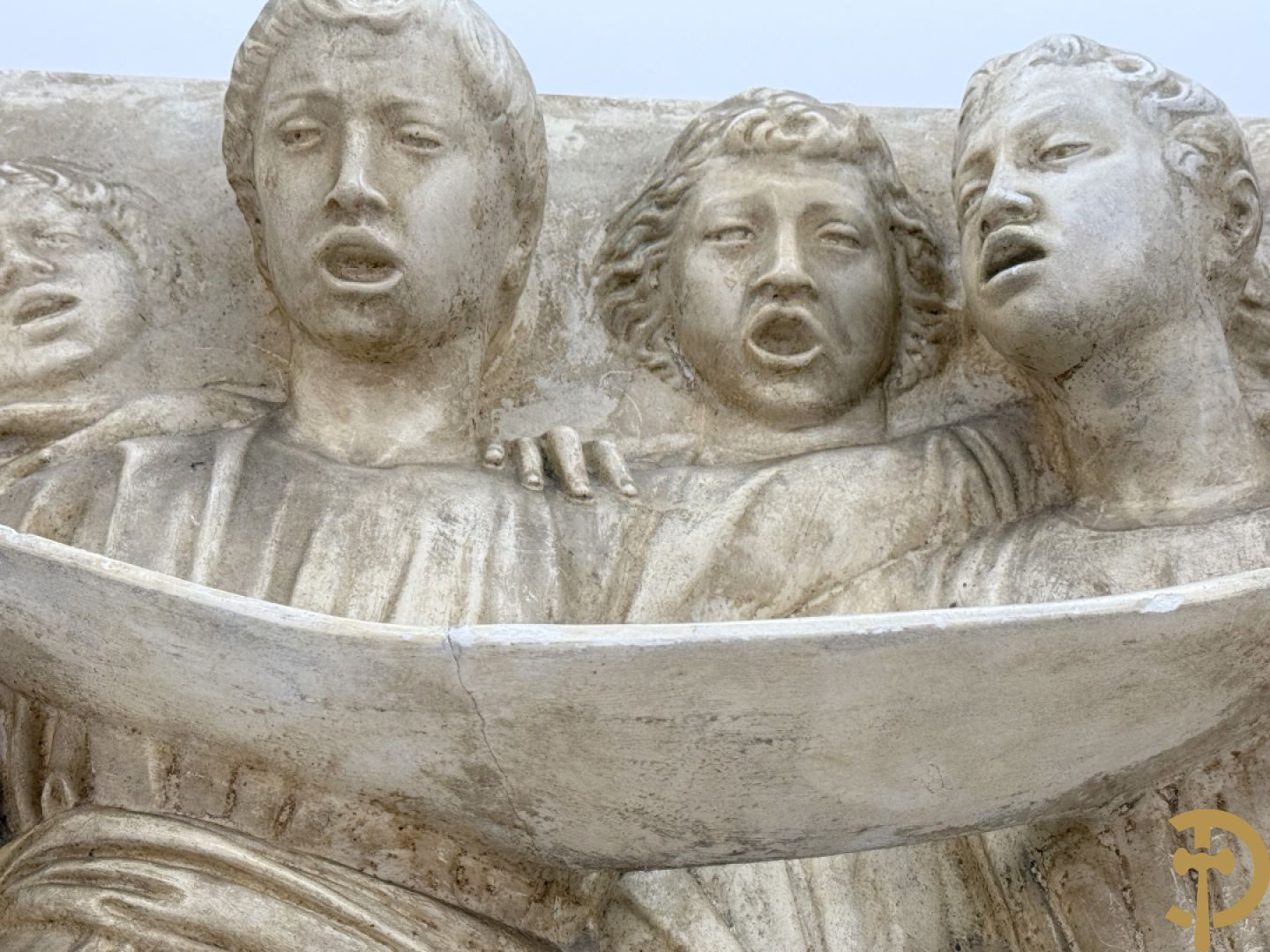 Gipsen basrelief met een zingend jongerenkoor