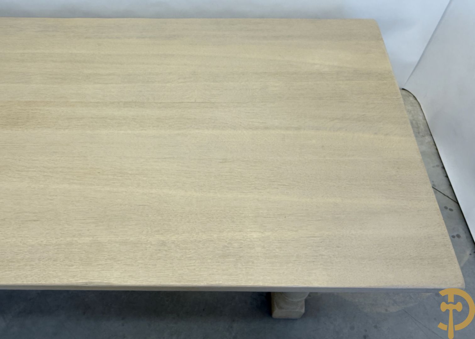 Eiken geceruseerde lange tafel met zijdelingse cannelures op ballusterpoten