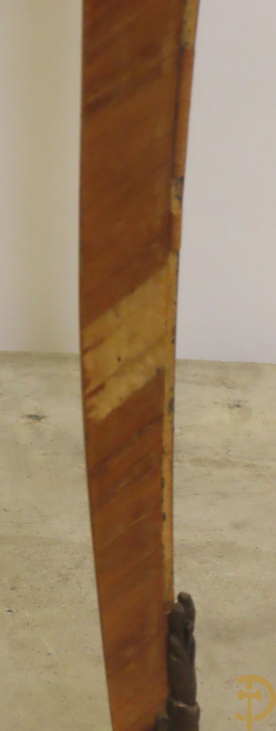 Kleine bijzetkast met 2 lades en bezet met bronzen ornamenten en marmeren blad