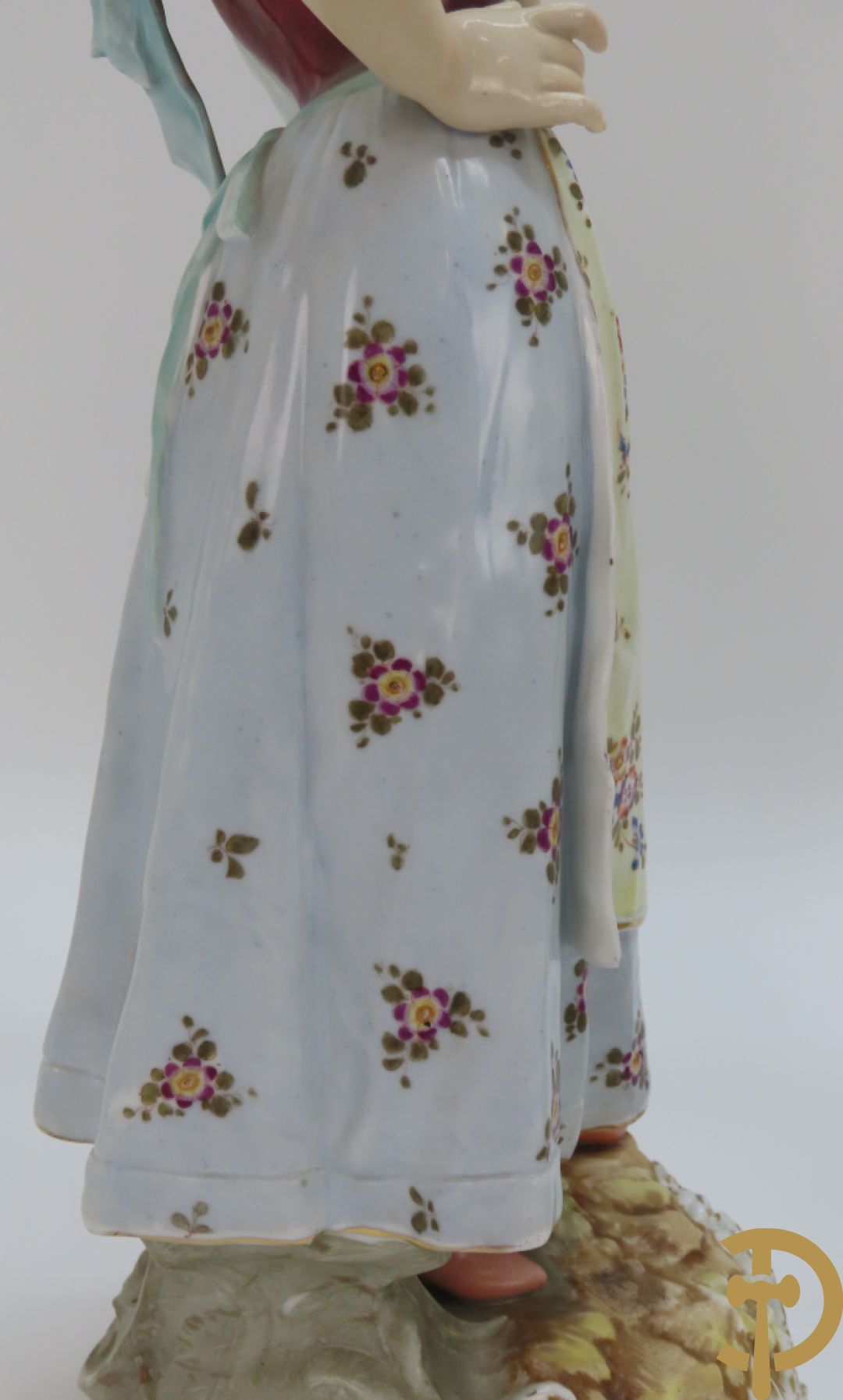 Paar meerkleurige porseleinen beelden van romantisch koppel , onderaan gemerkt