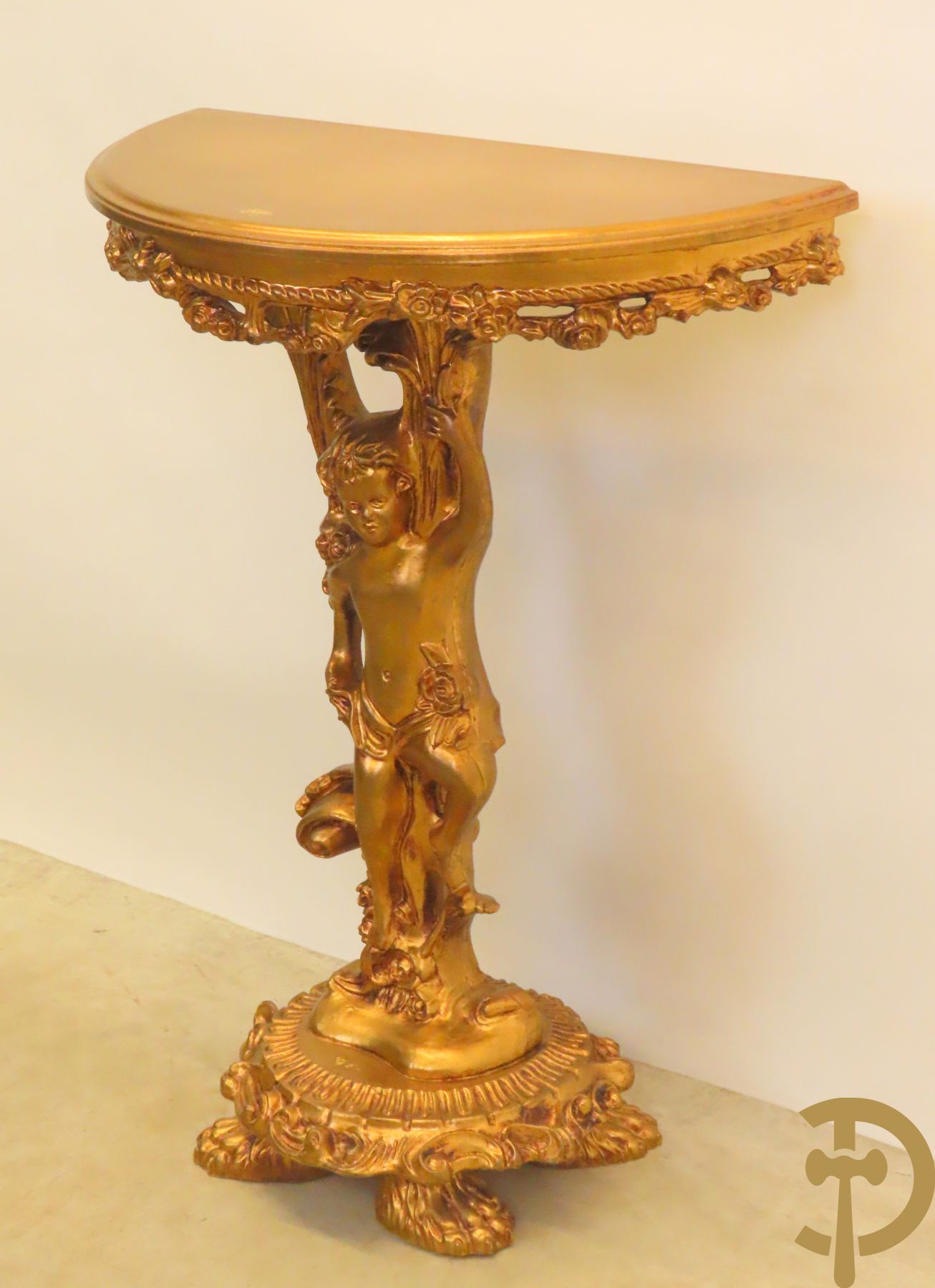 Vergulde halve maanvormige console gedragen door cupido op klauwepoten
