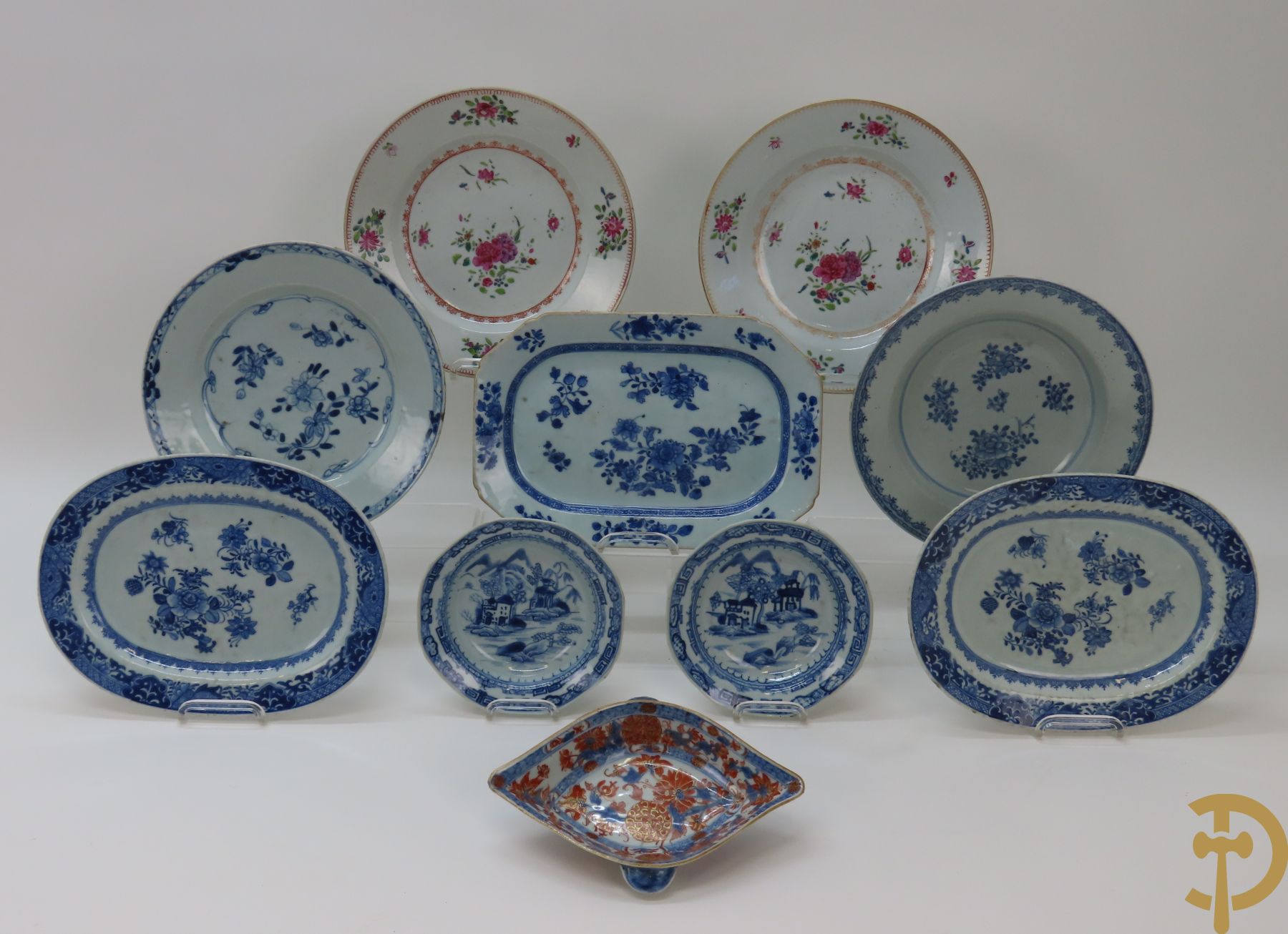 Drie Chinese schoteltjes in blauw/wit porselein met bloemendecor (1 met barst in buiging) + 2 diepe kommetjes met landschapsdecor (1 met barst in bodem) + 2 borden met bloemendecor + 2 borden met roze gekleurd bloemendecor + schaaltje in Imari porselein (kleine chip aan rand)