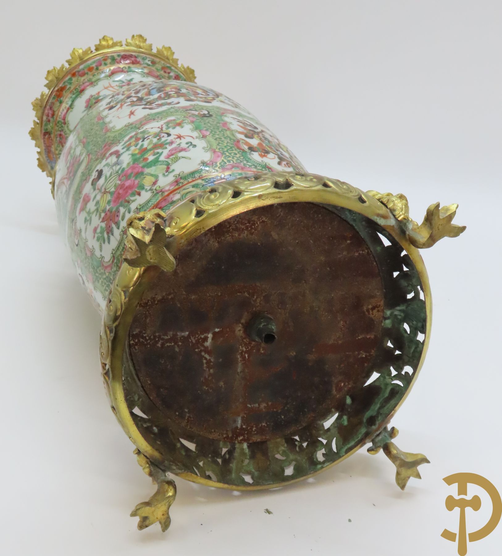 Driedelig kaststel bestaande uit Chinese porseleinen Kantonvazen omgebouwd tot pendule - pendule bekroond met draak - en paar vazen met bronzen bekroning op bronzen voet