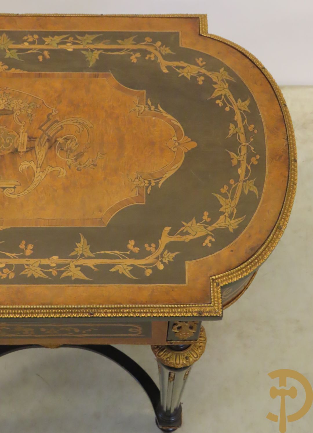 Napoleon III openklapbare opschiktafel/naaitafel met bloemenmarquetterie en amfoor in bovenblad, 19e