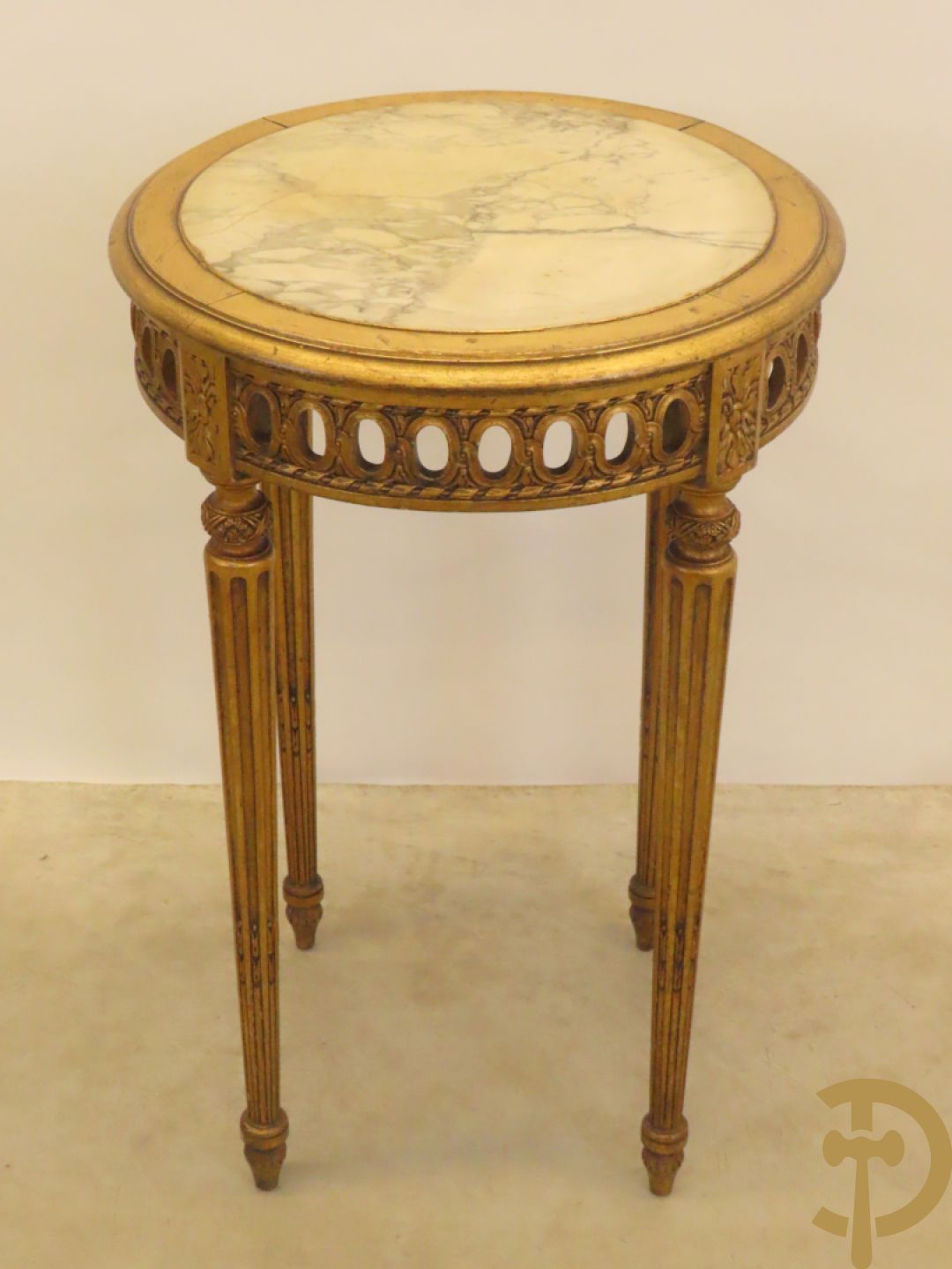 Vergulde bijzettafel met marmeren blad op 4 gecanneleerde poten