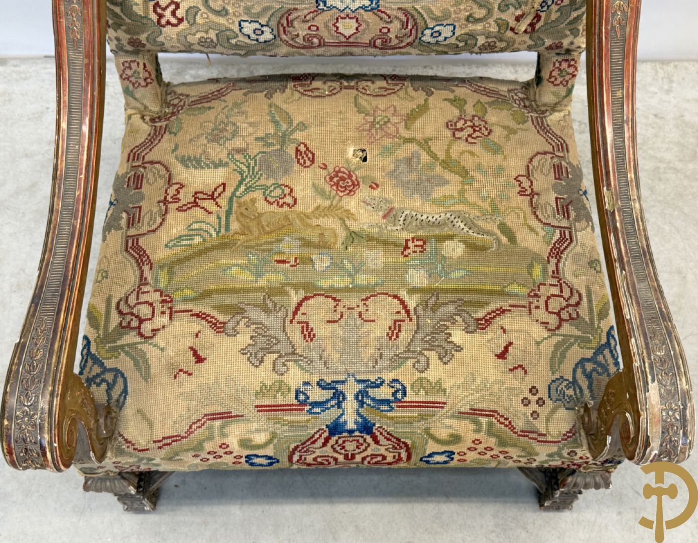 Vier vergulde Louis XIV kasteelarmzetels met geanimeerde scènes in petit points, 19e