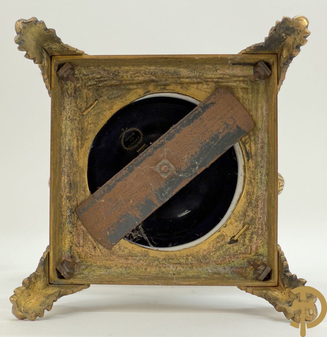 Paar porseleinen Sèvres cassolettes met handbeschilderd romantisch decor op blauwe fond, zijdelings met bronzen zwanen, Chateaux de Sceaux  gemerkt onderaan, Missant J. getekend