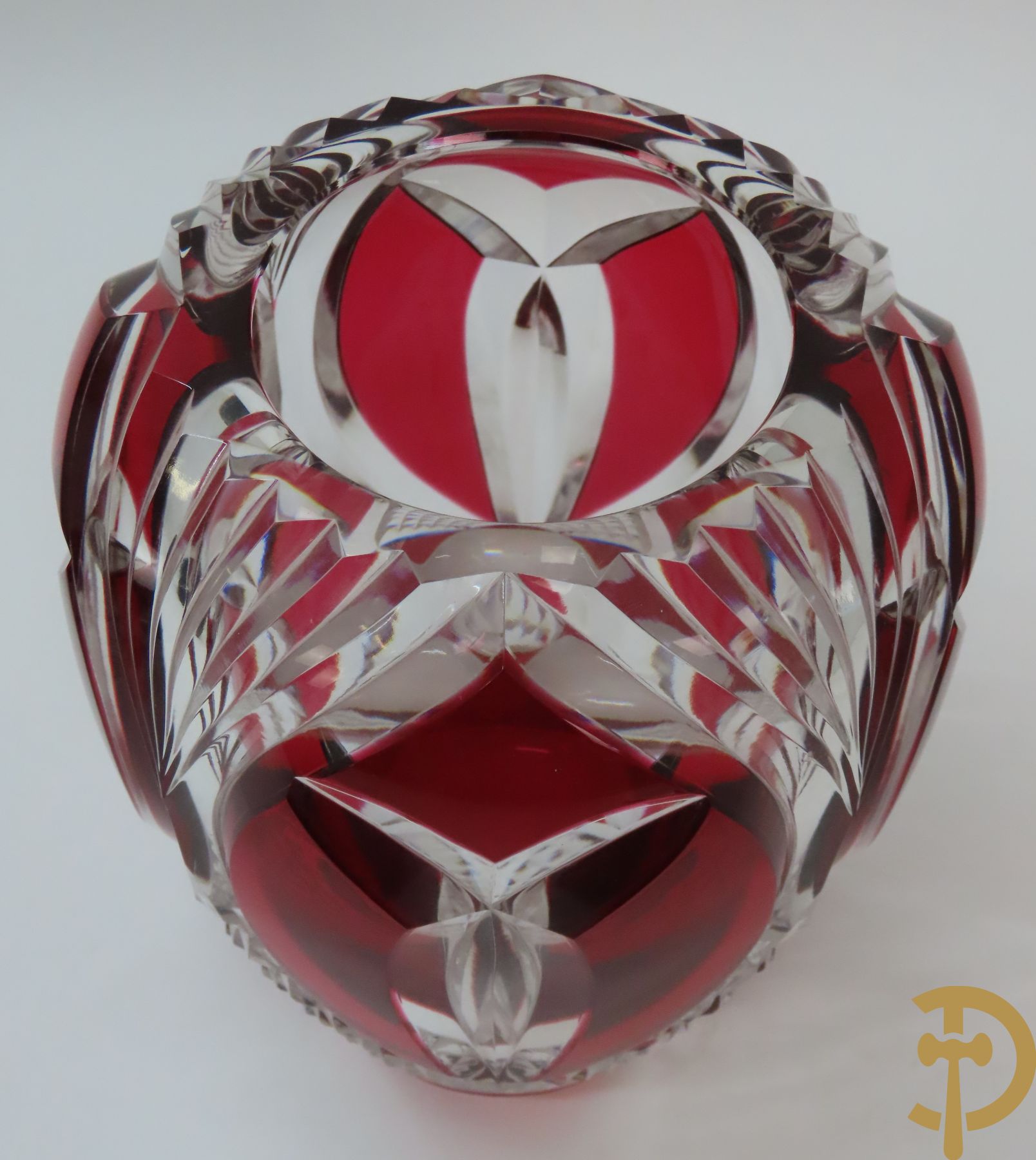Kristallen vaas Val-Saint-Lambert met symbool van Elisabeth, Prinses van België + rode kristallen Val-Saint-Lambert vaas