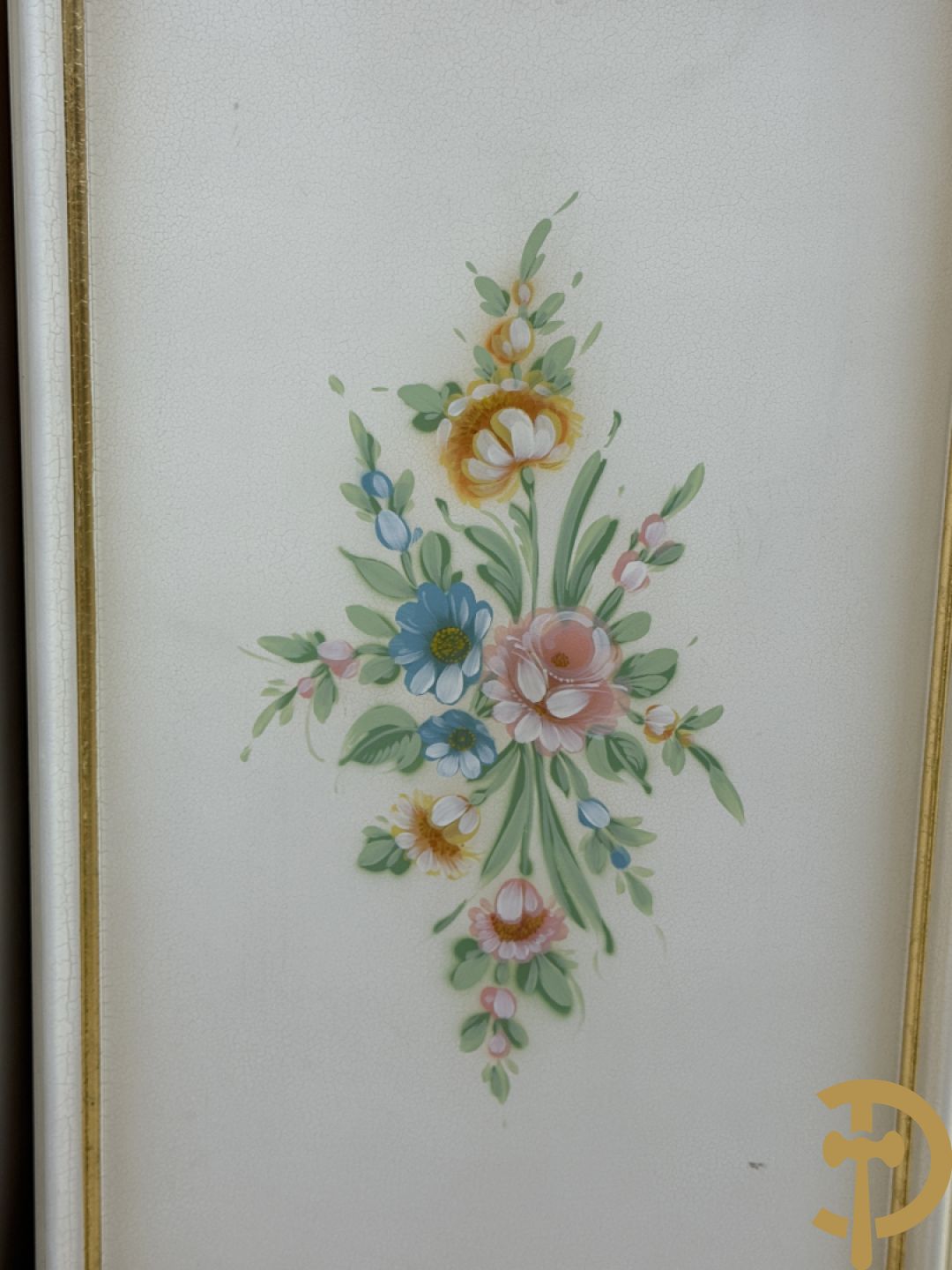 Italiaanse eetkamer met beschilderd bloemenmotief bestaande uit vierdeursdressoir met beschilderde bloemenmotieven, accanthusranken en glazen blad, tafel op gesculpteerde poten en 6 stoelen