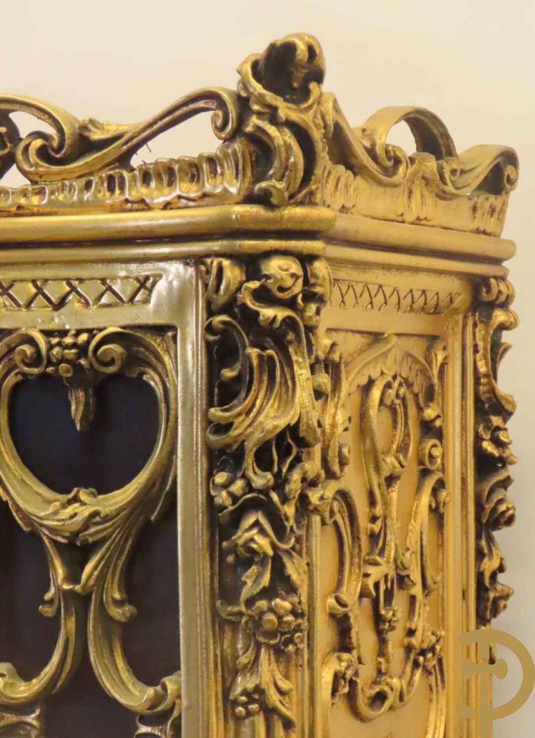 Uitzonderlijke vergulde Louis XV eetkamer bestaande uit vijfdeursdressoir met voluutvormige accanthusranken en rocailles, beschilderd met bloemenmotieven en centraal tafererel met hoornen des overvloeds + bijhorende spiegel vergulde tafel op voluutvormige poten met zes bijhorende stoelen + vitrine met accanthusranken en centrale deur, op voluutvormige poten