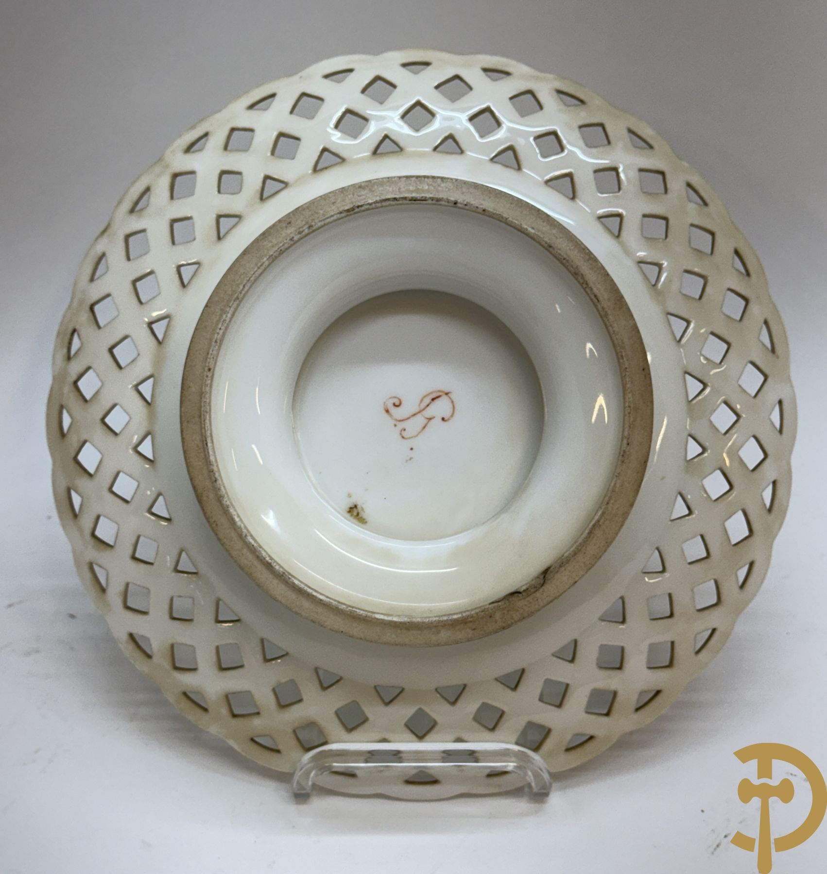 Acht handbeschilderde geajoureerde porseleinen borden met landschapsdecor, onderaan gemerkt