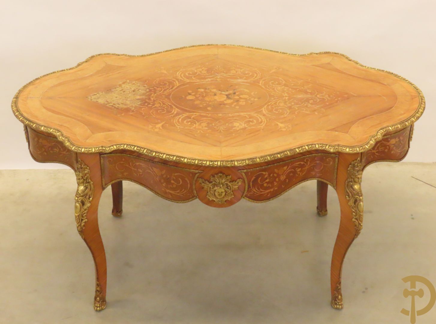 Gemarketteerde ovale notelaren tafel bezet met bronsbeslag van dameshoofden + stoel