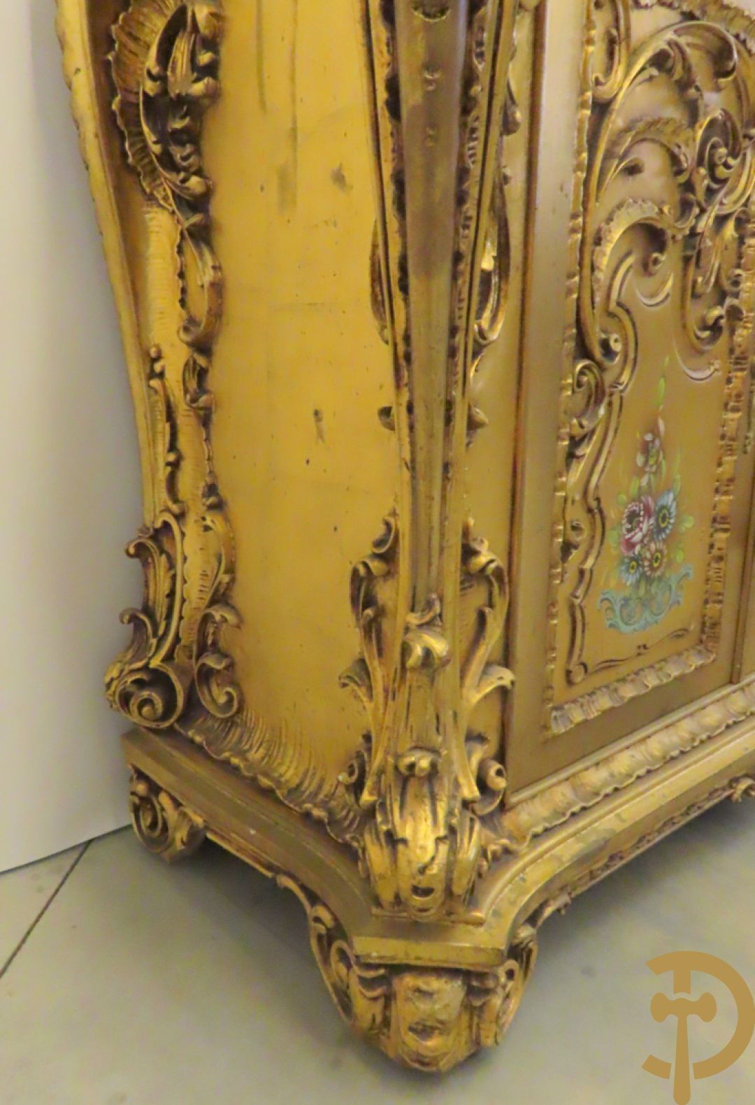 Uitzonderlijke vergulde Louis XV eetkamer bestaande uit vijfdeursdressoir met voluutvormige accanthusranken en rocailles, beschilderd met bloemenmotieven en centraal tafererel met hoornen des overvloeds + bijhorende spiegel vergulde tafel op voluutvormige poten met zes bijhorende stoelen + vitrine met accanthusranken en centrale deur, op voluutvormige poten