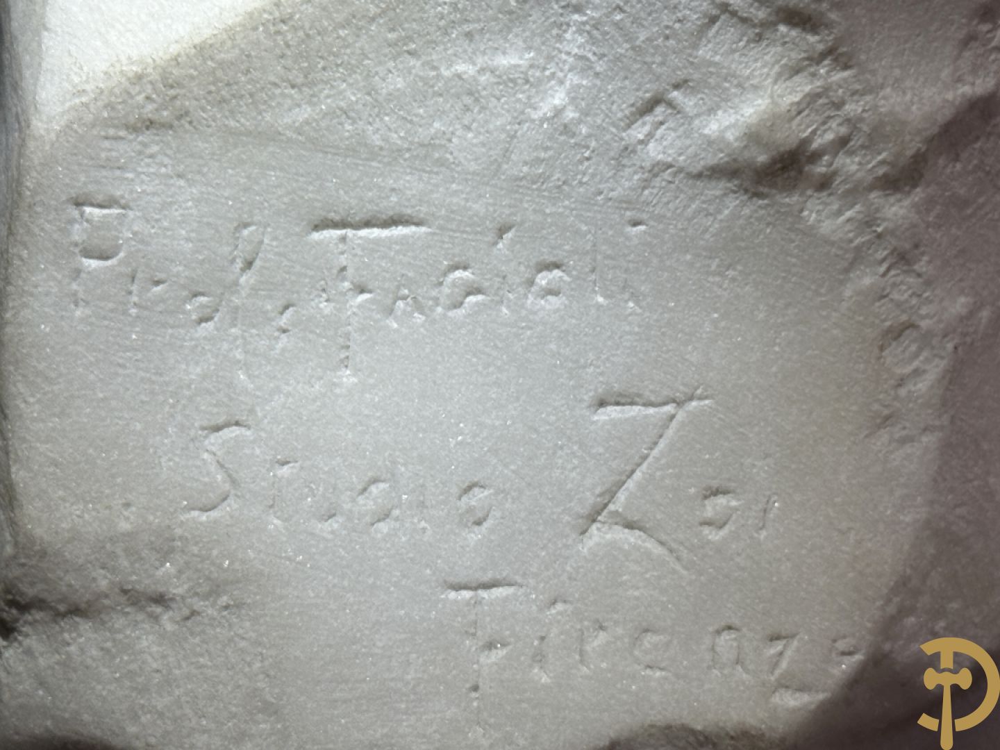 Prof. Fagioli Firenze getekend : Witte marmersculptuur van zittende dame met ontblote boezem met muziekinstrument