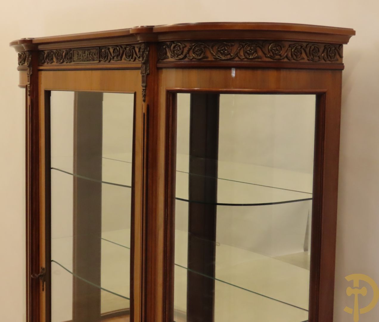 Notelaren eetkamer Louis XVI stijl bestaande uit vijfdeursdressoir met bloemenmarquetterie, bronsbeslag en wit marmeren blad, ovale uittrekbare tafel, 6 stoelen met leder bekleed en gegalbeerde vitrine met geslepen ruitjes