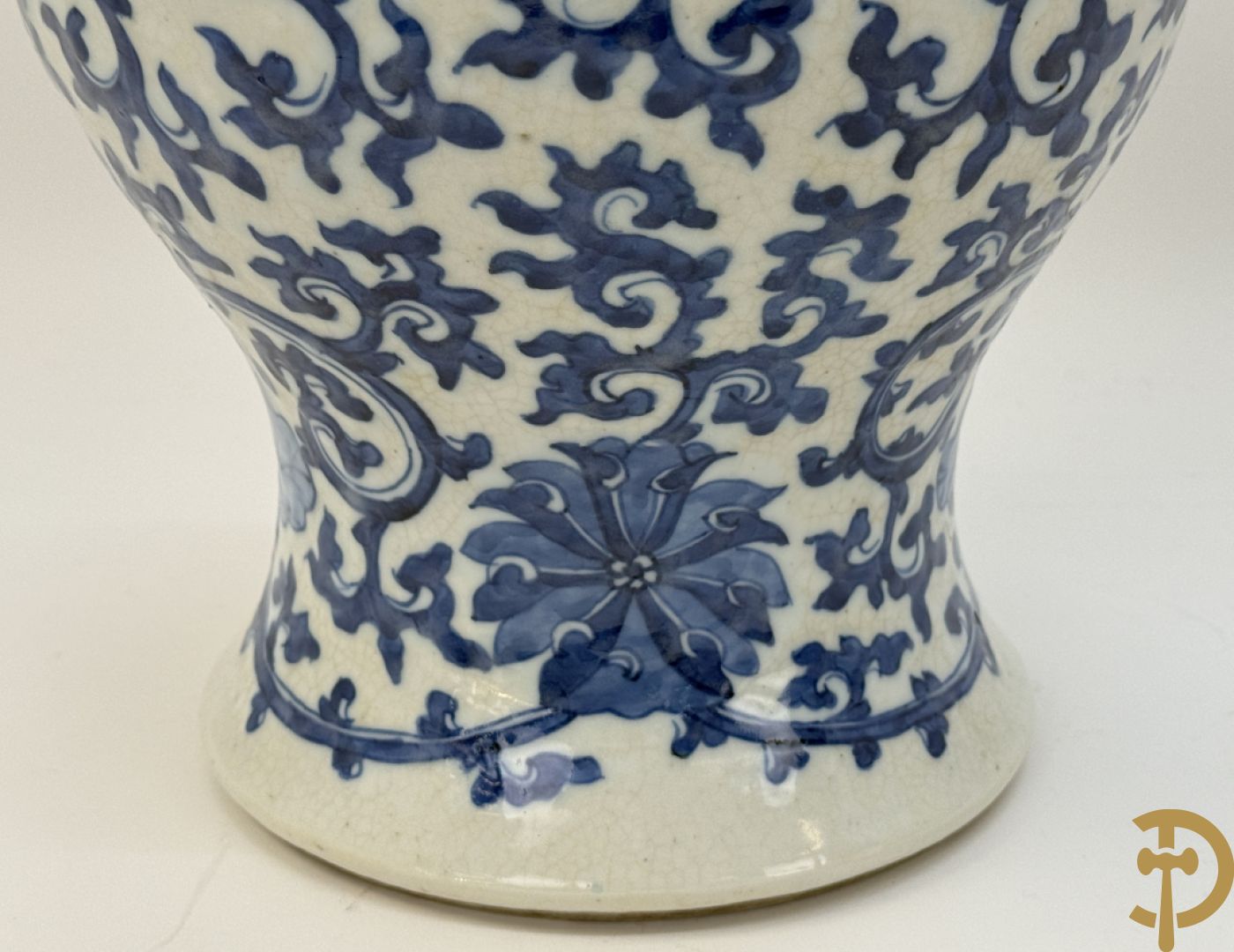 Paar Chinese dekselpotiches in blauw wit porselein met bloemendecor en accanthusranken